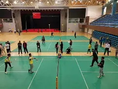 比赛进行中,当某队队员不足5人时,比赛应终止