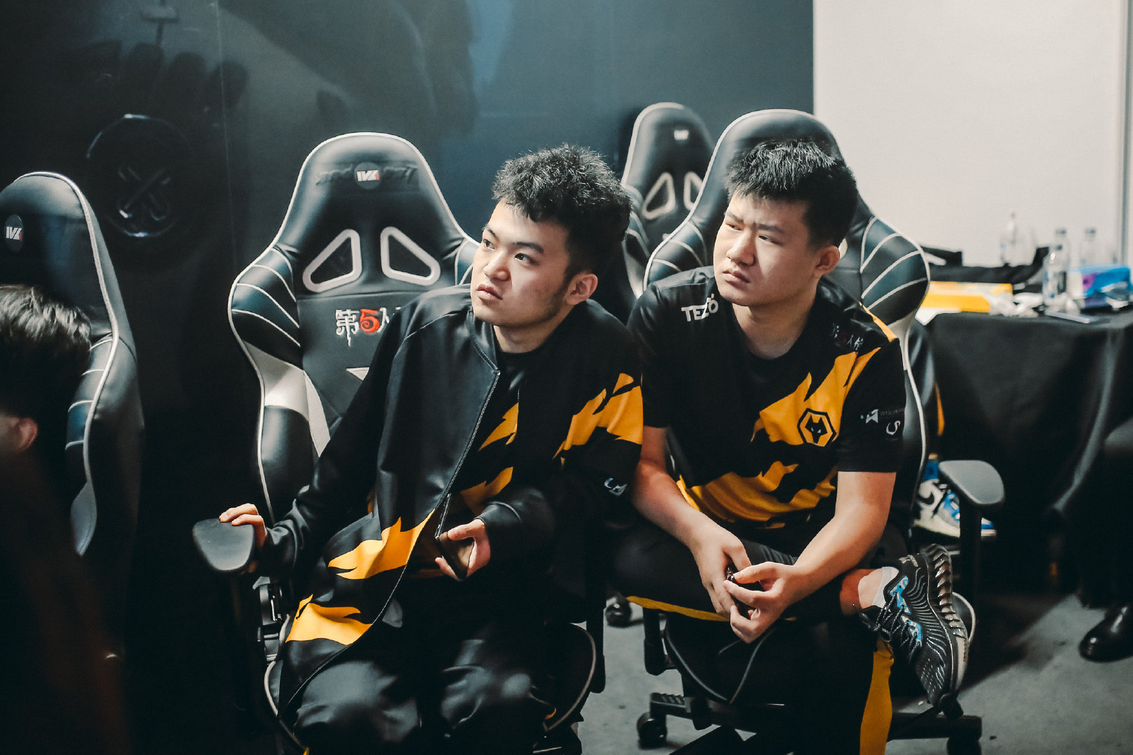 狼队客场取胜,展示出色的团队配合的句子