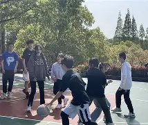 经典对决!球场上两支强队激烈拼抢