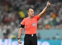 经典对决!球场上两支强队激烈拼抢