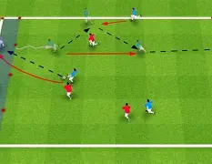 足球场上硬仗接连,球员巧妙战术动作